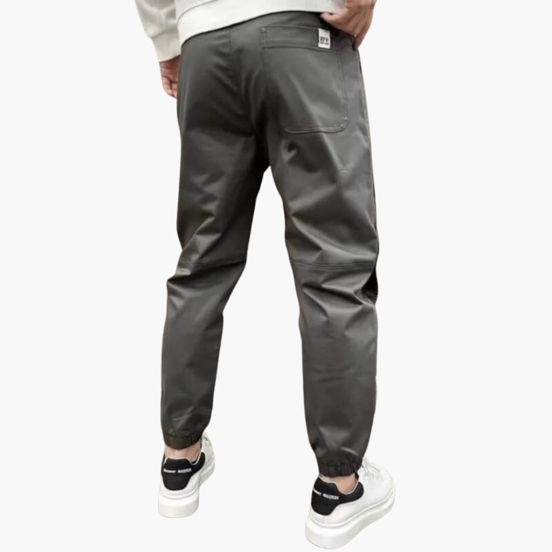 Herren Sommerhose mit Knopfleiste und elastischen Bündchen