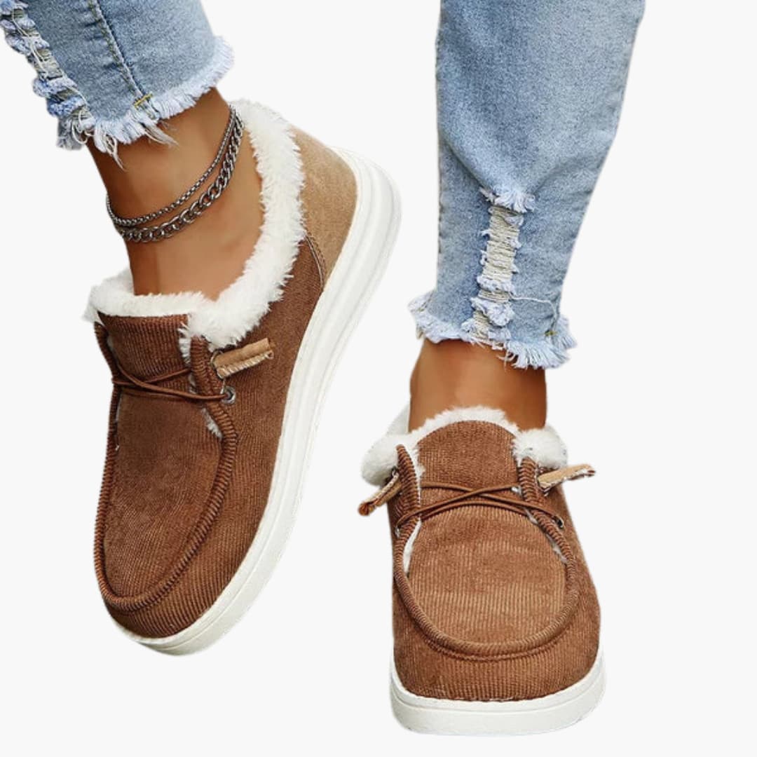 Damen Slipper mit Plüschfutter und strukturierter Laufsohle