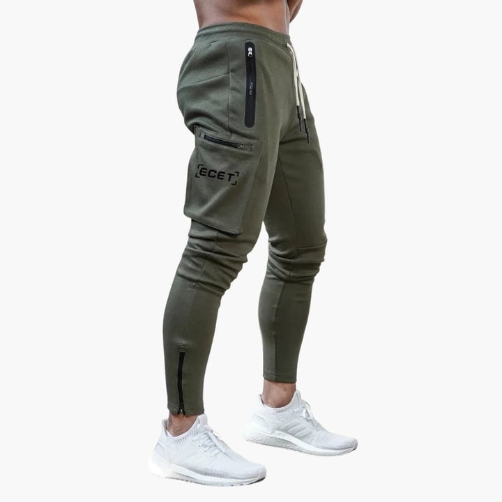 Herren Sport Jogginghose mit schmal zulaufenden Beinen und Seitentaschen
