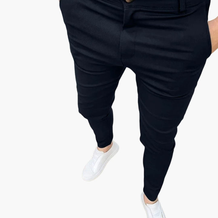 Herrenhose mit Gürtelschlaufen und konisch zulaufenden Beinen