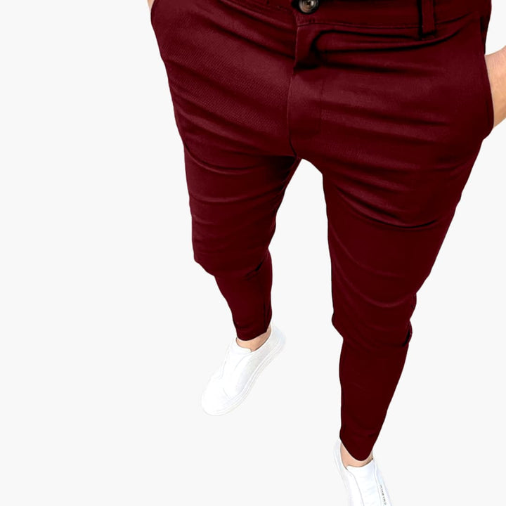 Herrenhose mit Gürtelschlaufen und konisch zulaufenden Beinen
