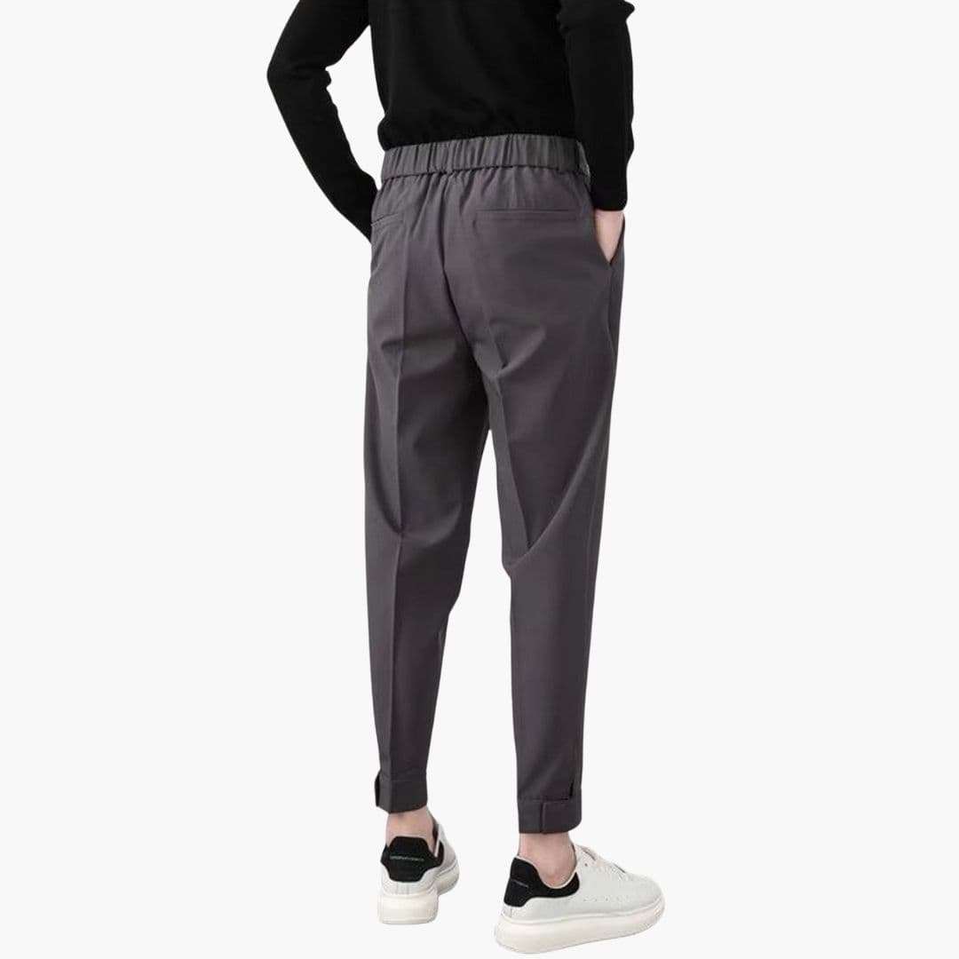 Herrenhose mit Knopfverschluss und Seitentaschen