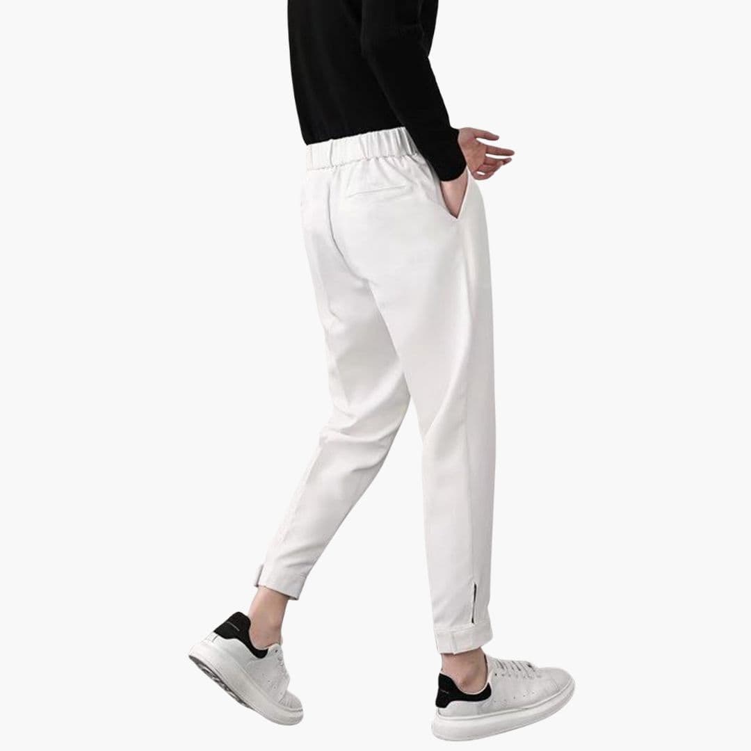 Herrenhose mit Knopfverschluss und Seitentaschen